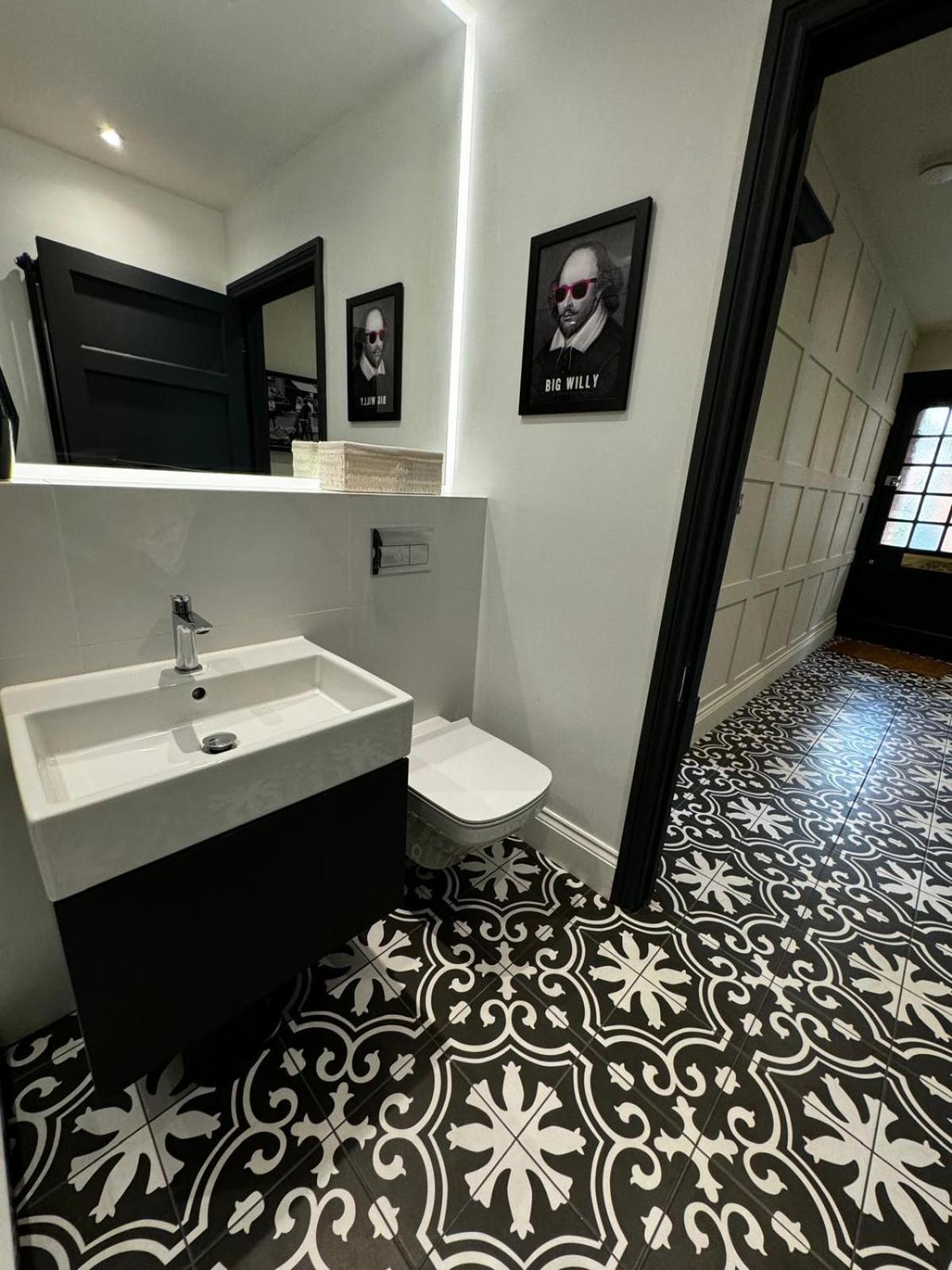 Macbeths Corner High End Luxury In Centre With Parking *