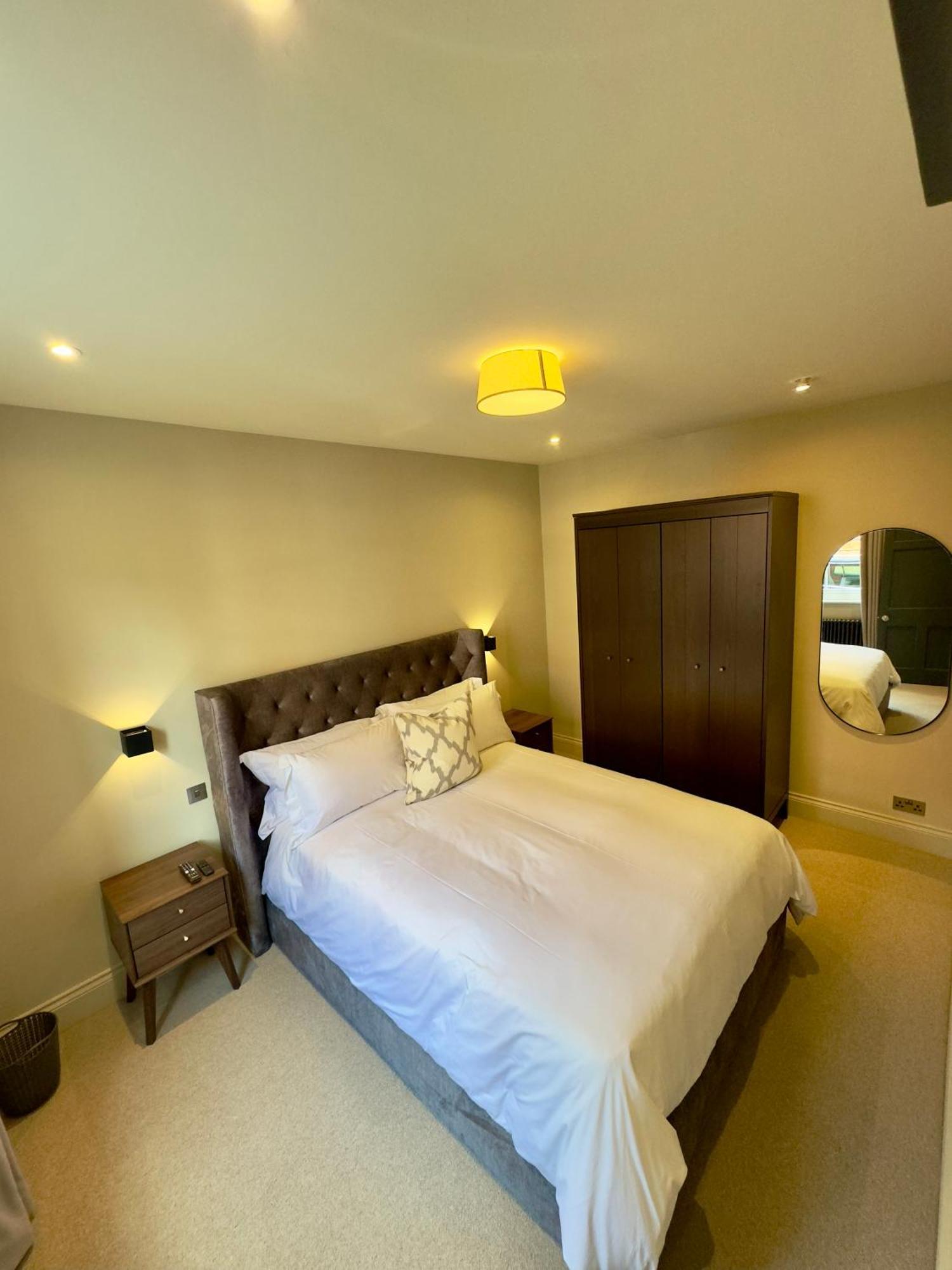 Macbeths Corner High End Luxury In Centre With Parking *